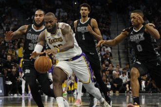 Lakers baten a Spurs con otro triple doble de LeBron