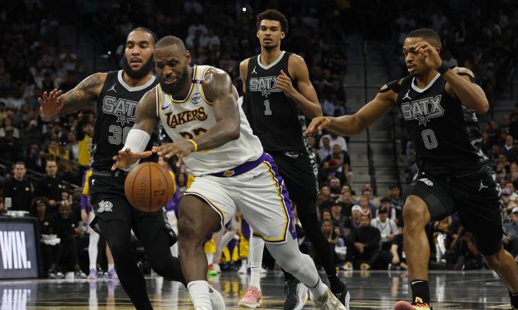 Lakers baten a Spurs con otro triple doble de LeBron