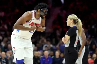 Embiid expulsado en la victoria de los Sixers sobre los Spurs