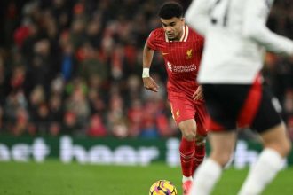 Liverpool y Arsenal se dejan puntos con sufridos empates