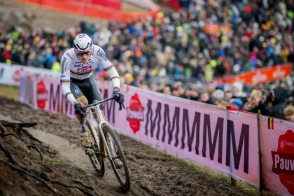 Van der Poel domina el ciclocrós de Loenhout pese a Van Aert