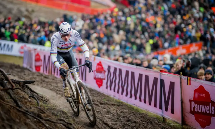 Van der Poel domina el ciclocrós de Loenhout pese a Van Aert