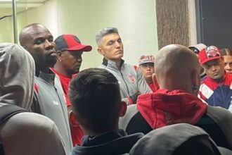 Barra brava de Santa Fe apretó a los jugadores en el hotel