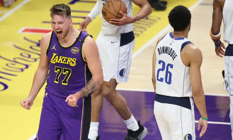 Doncic se venga de Dallas con su primer triple doble con Lakers