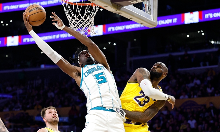 Lakers perdieron vs Hornets en un partido con cuentas pendientes