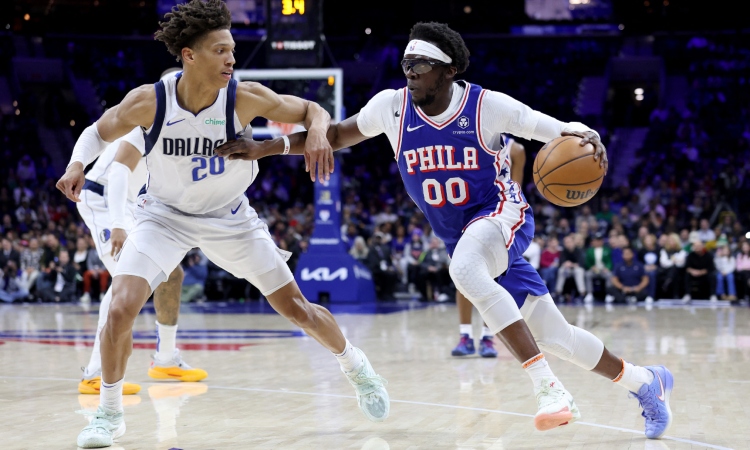 Embiid anota para los Sixers sobre Mavericks en la NBA