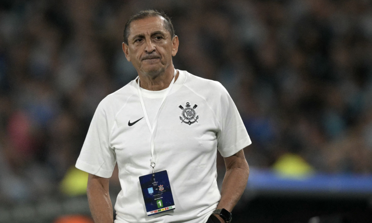 El Corinthians de Depay despide al DT argentino Ramón Díaz