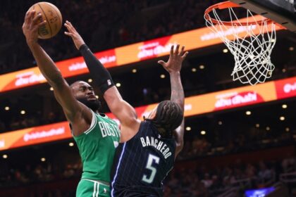 Jaylen Brown anota 36 puntos y Celtics saca ventaja sobre Magic