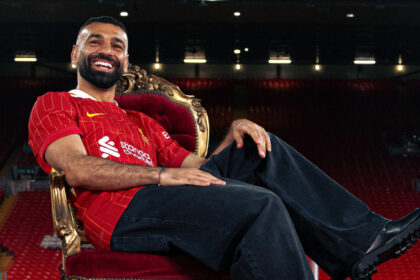 Salah renueva y cumplirá una década en el Liverpool