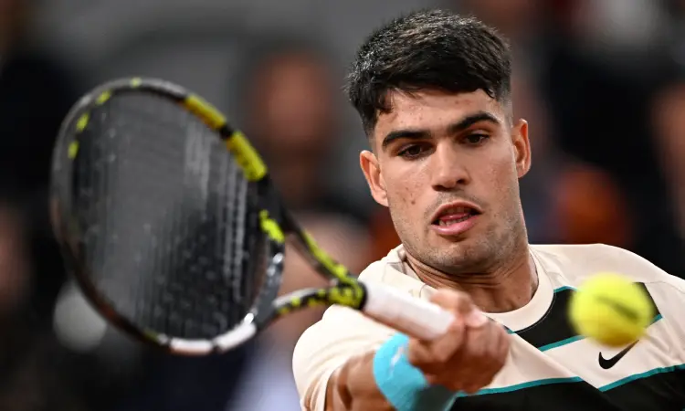 Alcaraz cede un set ante Marozsan, pero avanza en Roland Garros