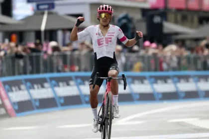Carapaz gana la etapa 11 del Giro y Del Toro continúa líder