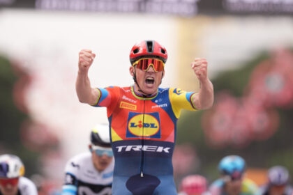 Mads Pedersen gana la etapa 1 del Giro y se viste con la 'maglia' rosa