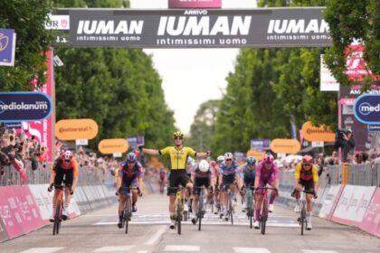 Olav Kooij gana al sprint la etapa 12 del Giro de Italia 2025