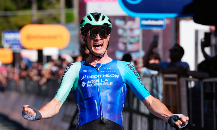 Prodhomme gana la etapa reina del Giro, Del Toro refuerza su liderato