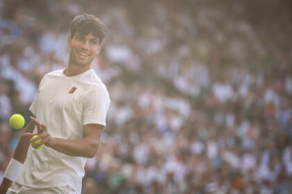 Alcaraz cede un set ante Struff pero avanza a octavos en Wimbledon