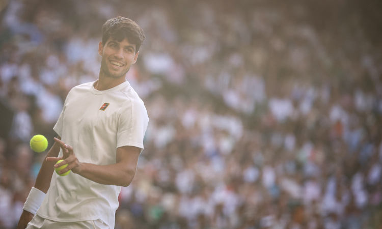 Alcaraz cede un set ante Struff pero avanza a octavos en Wimbledon