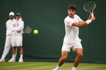 Alcaraz, firme en busca de su tercer título en Wimbledon