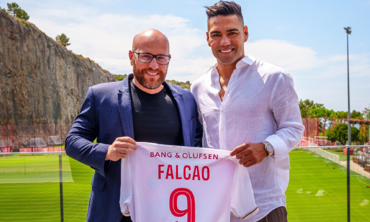 Mientras lo critican en Colombia, en Mónaco homenajean Falcao