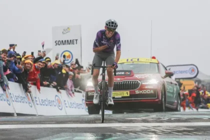 El australiano Ben O'Connor gana en el col de la Loze la etapa 18 del Tour