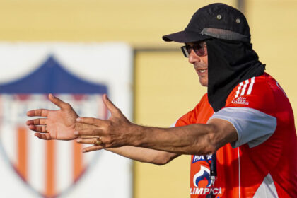 Junior gana, pero Alfredo Arias estalla contra sus jugadores