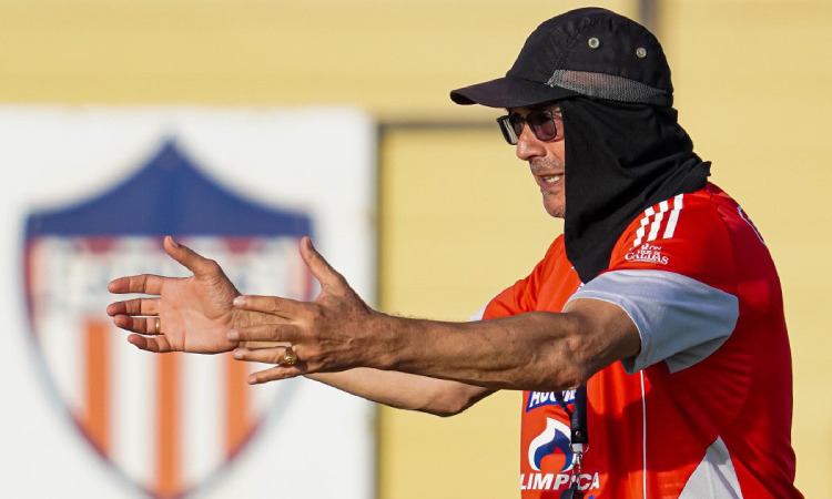 Junior gana, pero Alfredo Arias estalla contra sus jugadores