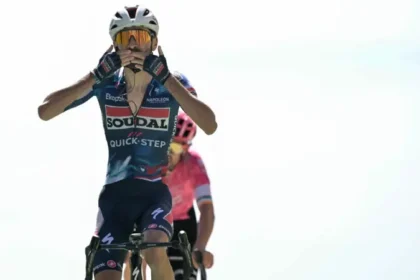 Paret-Peintre pone el Ventoux a sus pies, Pogacar resiste a Vingegaard