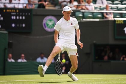 Sinner avanza con facilidad en su debut de Wimbledon 2025
