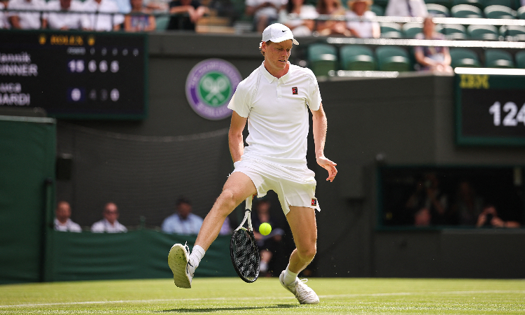 Sinner avanza con facilidad en su debut de Wimbledon 2025
