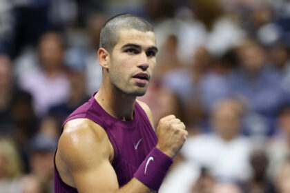 Alcaraz pasa a octavos del US Open con un susto en la rodilla