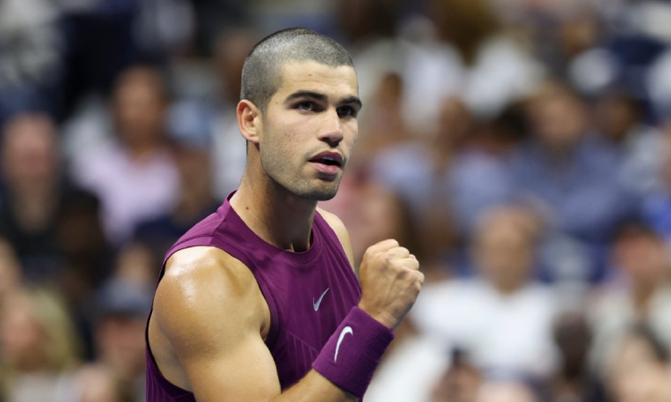 Alcaraz pasa a octavos del US Open con un susto en la rodilla