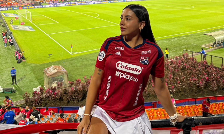 Manuela Cardona, la hincha del DIM que genera suspiros
