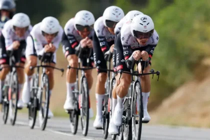 UAE gana la crono por equipos de la Vuelta, Vingegaard recupera el maillot rojo