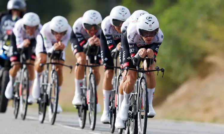 UAE gana la crono por equipos de la Vuelta, Vingegaard recupera el maillot rojo