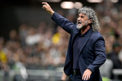 “La figura tendría que estar aquí y es el árbitro”, dijo Leonel Álvarez