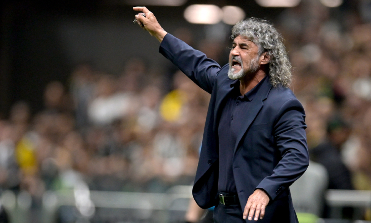 “La figura tendría que estar aquí y es el árbitro”, dijo Leonel Álvarez