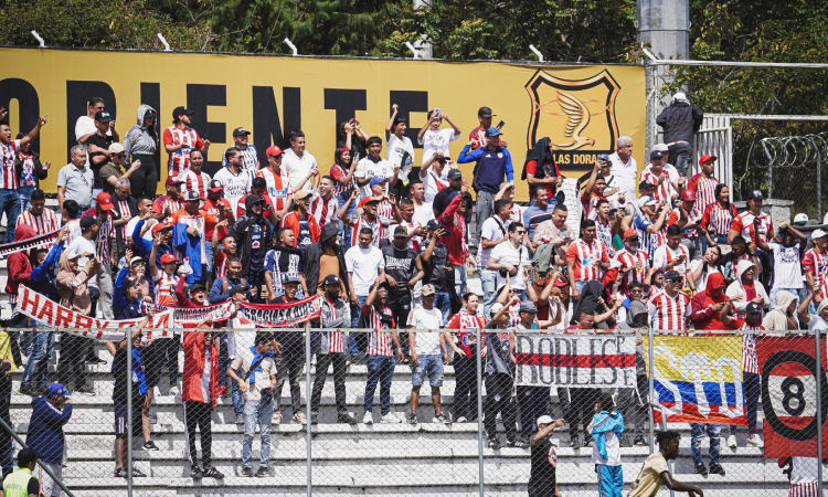 Hinchas desatan caos y Dimayor castiga a Junior y a Bucaramanga