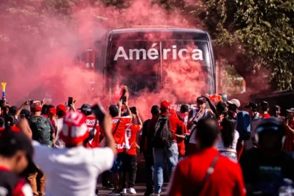 hinchas-del-america-de-cali-recibiendo-el-bus-del-equipo