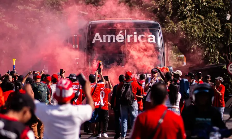 hinchas-del-america-de-cali-recibiendo-el-bus-del-equipo