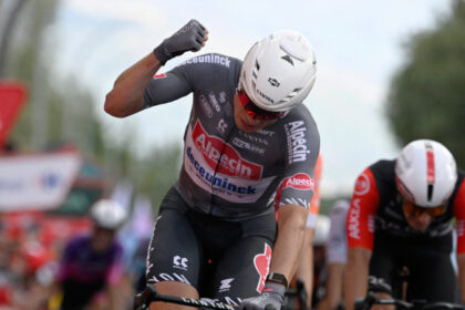 Jasper Philipsen logra su tercera victoria de etapa en la Vuelta 2025