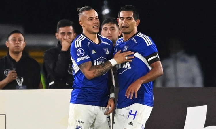 Leo-Castro-y-Mackalister-Silva-celebrando-un-gol