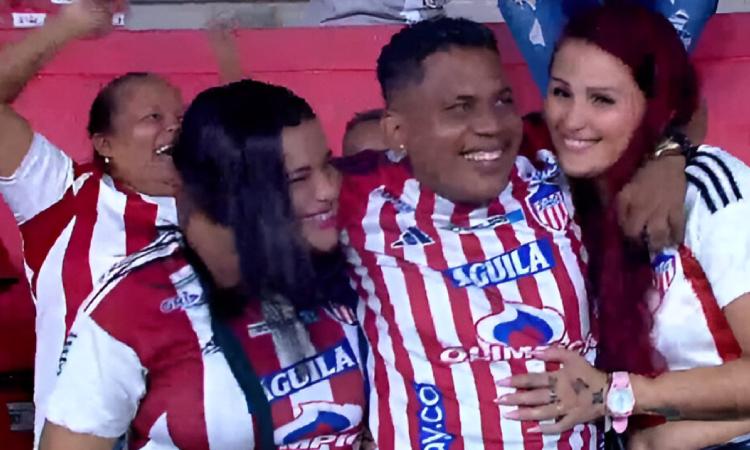 Hincha del Junior le propuso matrimonio a dos mujeres