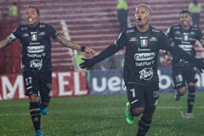 Michael-Barrios-y-Dayro-Moreno-celebrando-un-gol