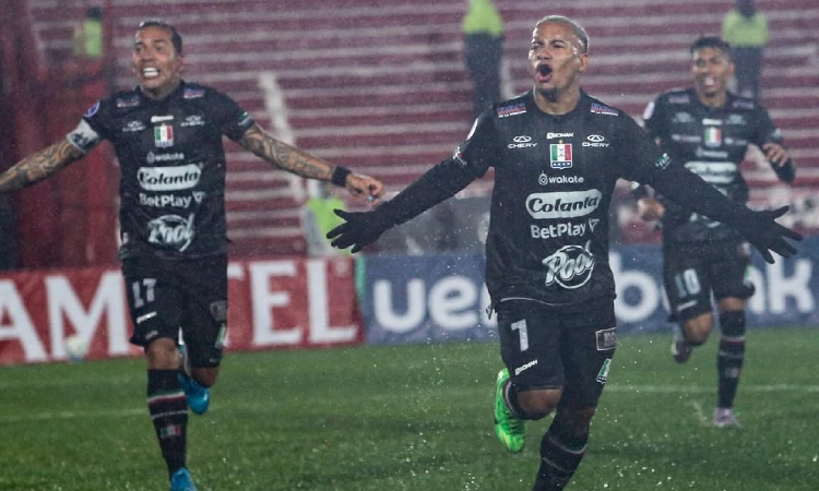 Michael-Barrios-y-Dayro-Moreno-celebrando-un-gol