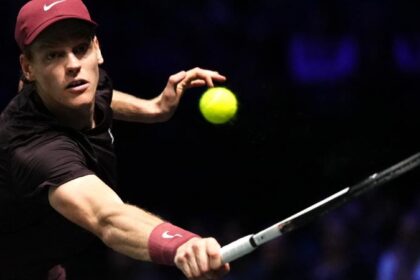 Sinner y Zverev clasificaron a los octavos de París-Bercy 2025