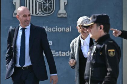 Lanzan huevos a Luis Rubiales, el hombre del beso forzado