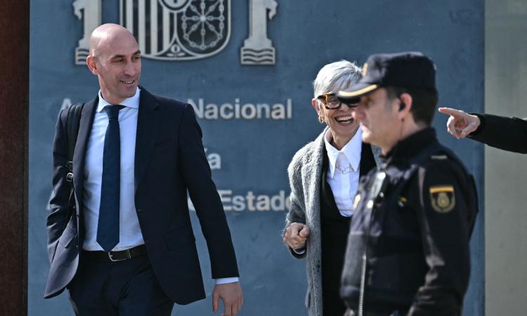 Lanzan huevos a Luis Rubiales, el hombre del beso forzado