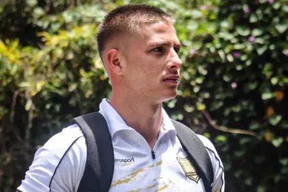 mateo-puerta-lateral-de-aguilas-doradas