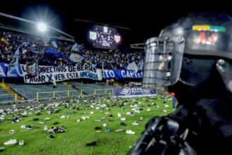 El Campín se rompe: la grama amenaza a Millonarios y Santa Fe