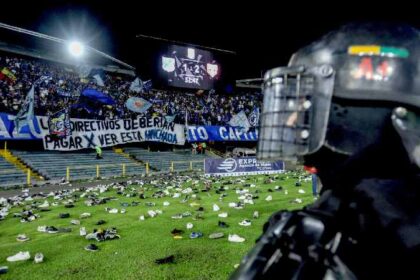 El Campín se rompe: la grama amenaza a Millonarios y Santa Fe