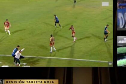 El VAR expulsó a Alejandro Restrepo por pisarle el balón a un rival